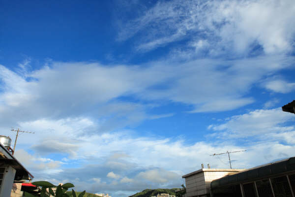 颱風中的藍天~